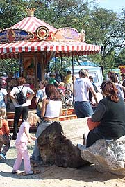 Kinderkarussel udn Platz zum ausruehen (Foto. Martin Schmitz)